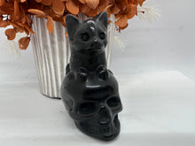 Load image into Gallery viewer, Blk Obsidian  Skull with Cat
