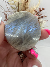 Load image into Gallery viewer, (2)moonstone with Sunstone Lion
